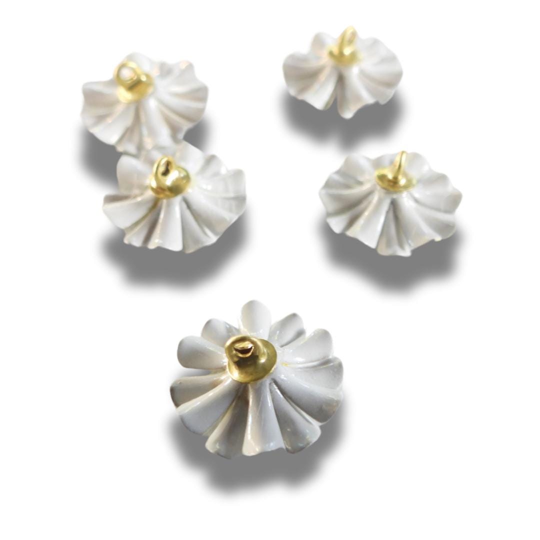 Set of 5 vintage-style daisy flower buttons. Ideal for jewelry, crafts, or country-style wedding decor. Yellow, white and blue, 15 mm
