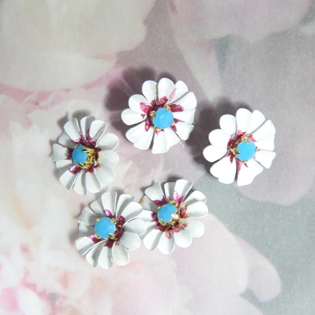 Daisy flower-shaped buttons! Hand-painted with a cute blue rhinestone center. For crafting, sewing, fashion, wedding decor. Set of 5, 13 mm