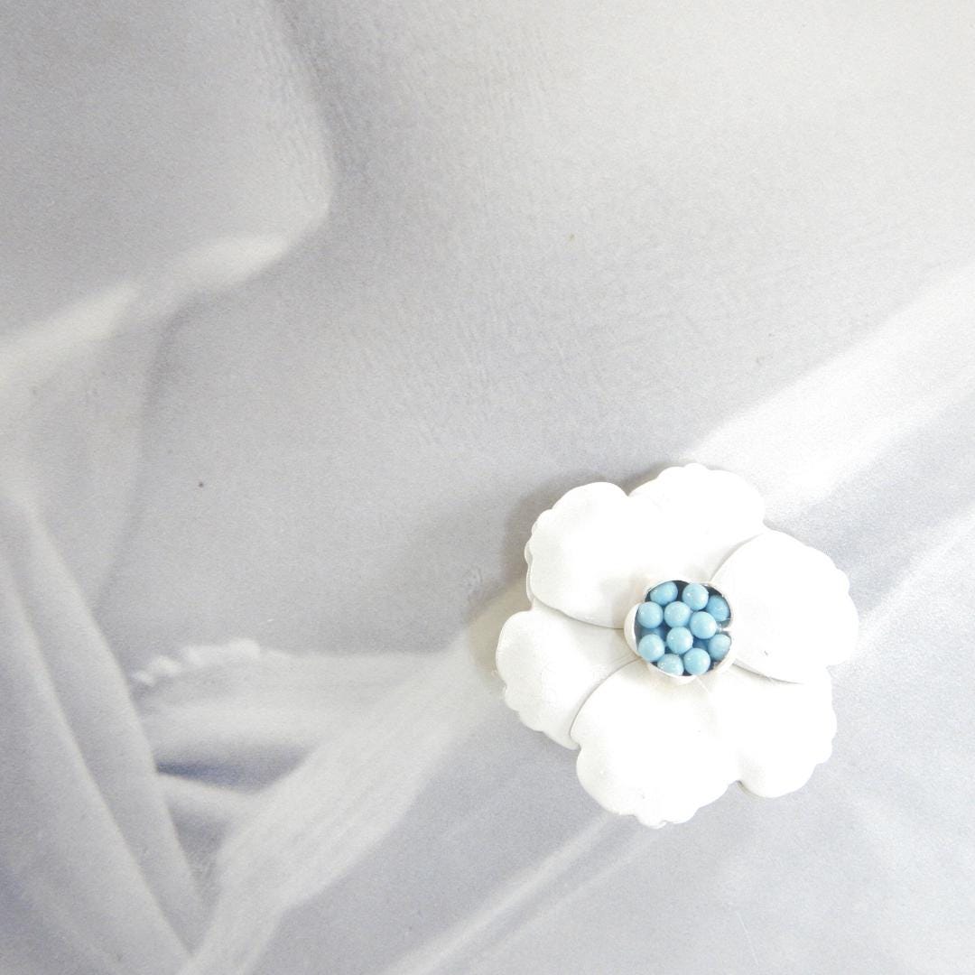 Lovely vintage-inspired flower brooch. Lightweight enamel-look jewelry piece with retro 1950s design. Perfect for blazers, hats, scarves...