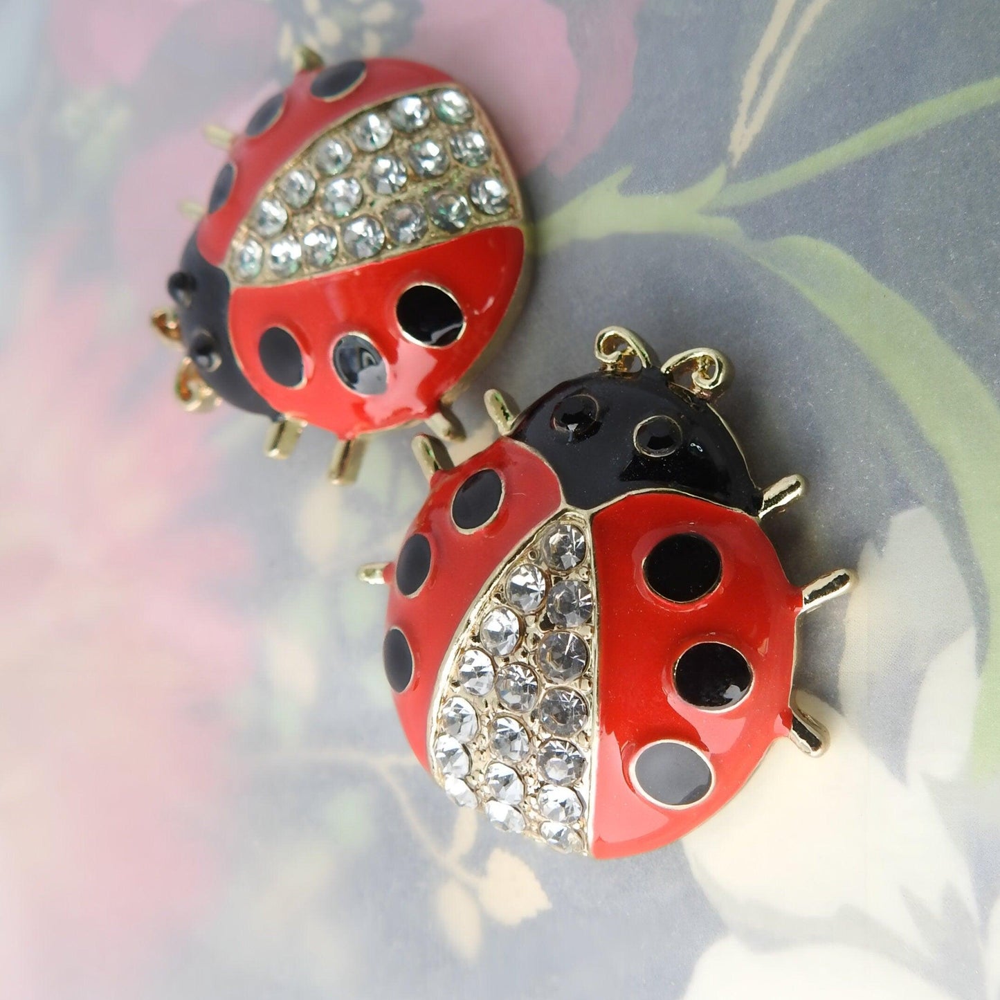 Red and black decorative ladybug buttons snap. Lot of 2. 30 mm. Ideal for lady bug snaps jewelry, insect-inspired fashion or fancy costume