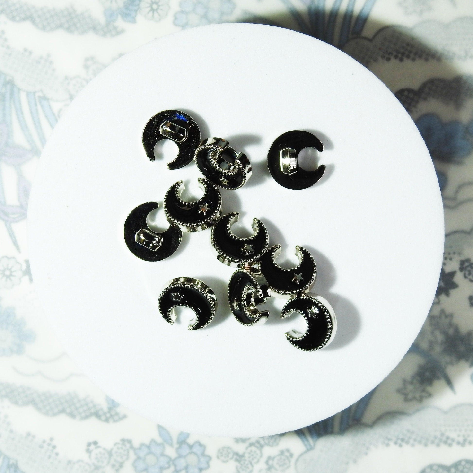 Sparkly bow-shaped buttons