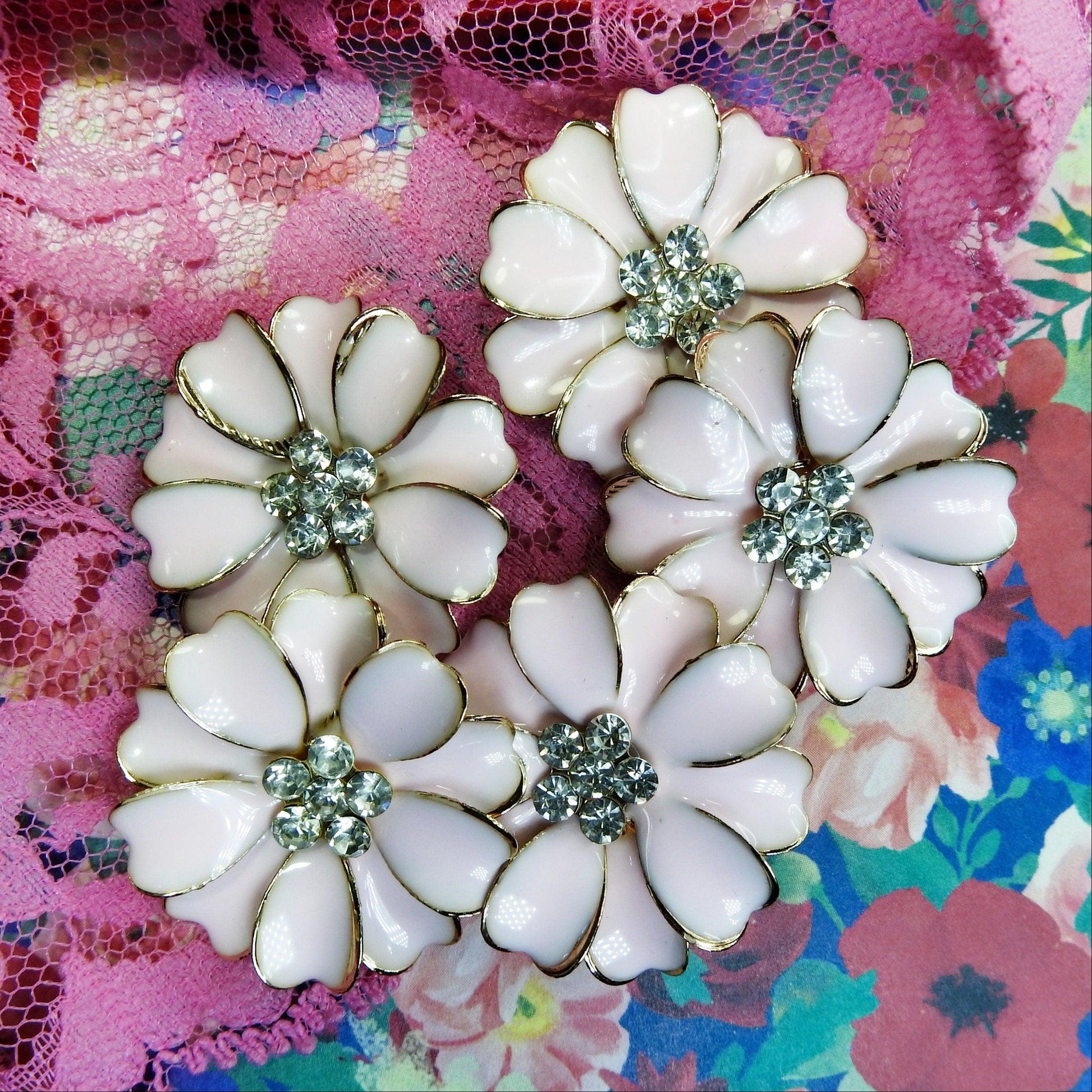pink daisy buttons