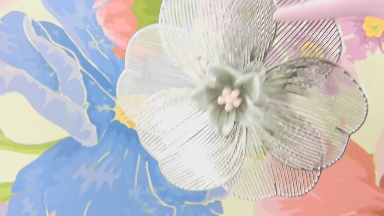 Oversized 40 mm flower button with silver petals