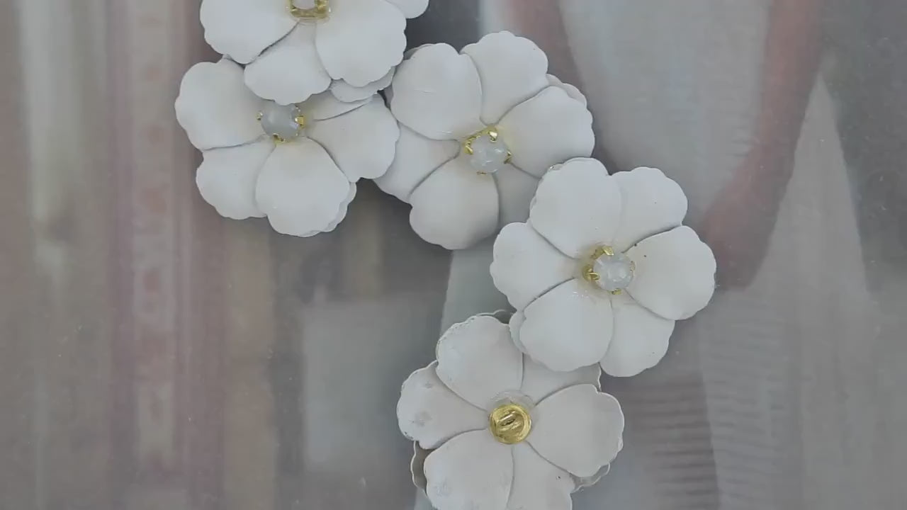 White flower buttons for decorating and sewing. Set of 5