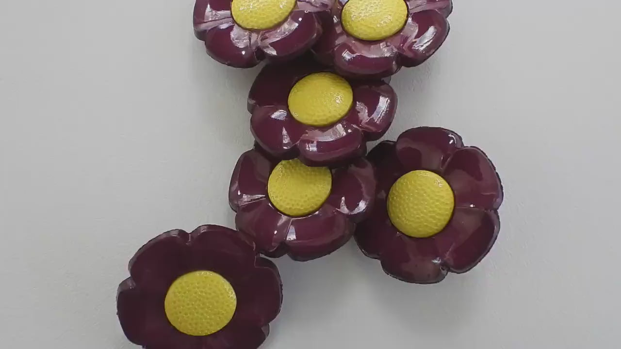 Funky 1970s-inspired flower buttons made of durable nylon. Set of 6 with burgundy petals