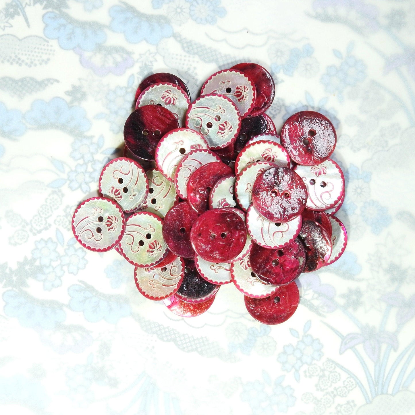 Lot of 50 red shell sewing buttons, vintage-inspired, flat, made from pearl, with a hibiscus Hawaiian Aloha style flower on them, 15 mm
