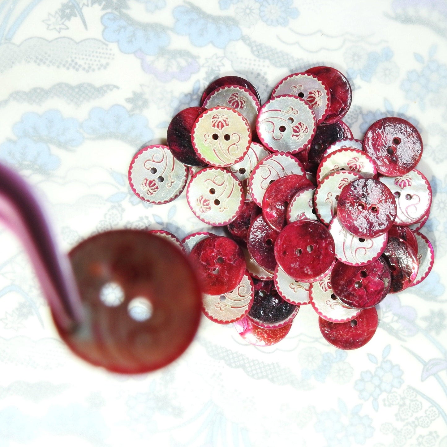 Lot of 50 red shell sewing buttons, vintage-inspired, flat, made from pearl, with a hibiscus Hawaiian Aloha style flower on them, 15 mm