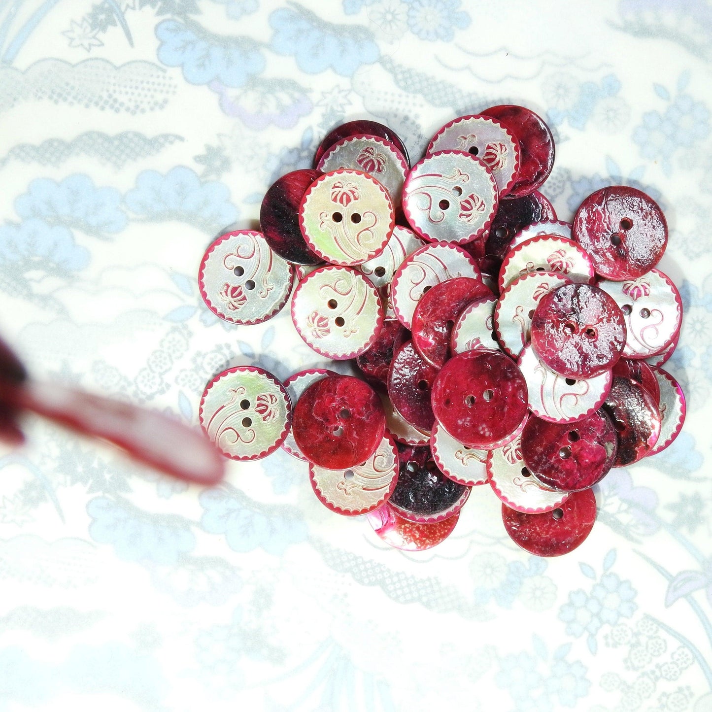 Lot of 50 red shell sewing buttons, vintage-inspired, flat, made from pearl, with a hibiscus Hawaiian Aloha style flower on them, 15 mm