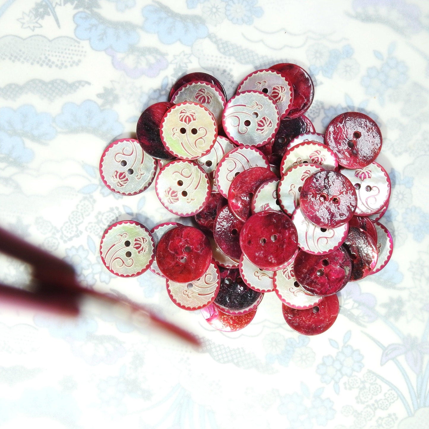 Lot of 50 red shell sewing buttons, vintage-inspired, flat, made from pearl, with a hibiscus Hawaiian Aloha style flower on them, 15 mm