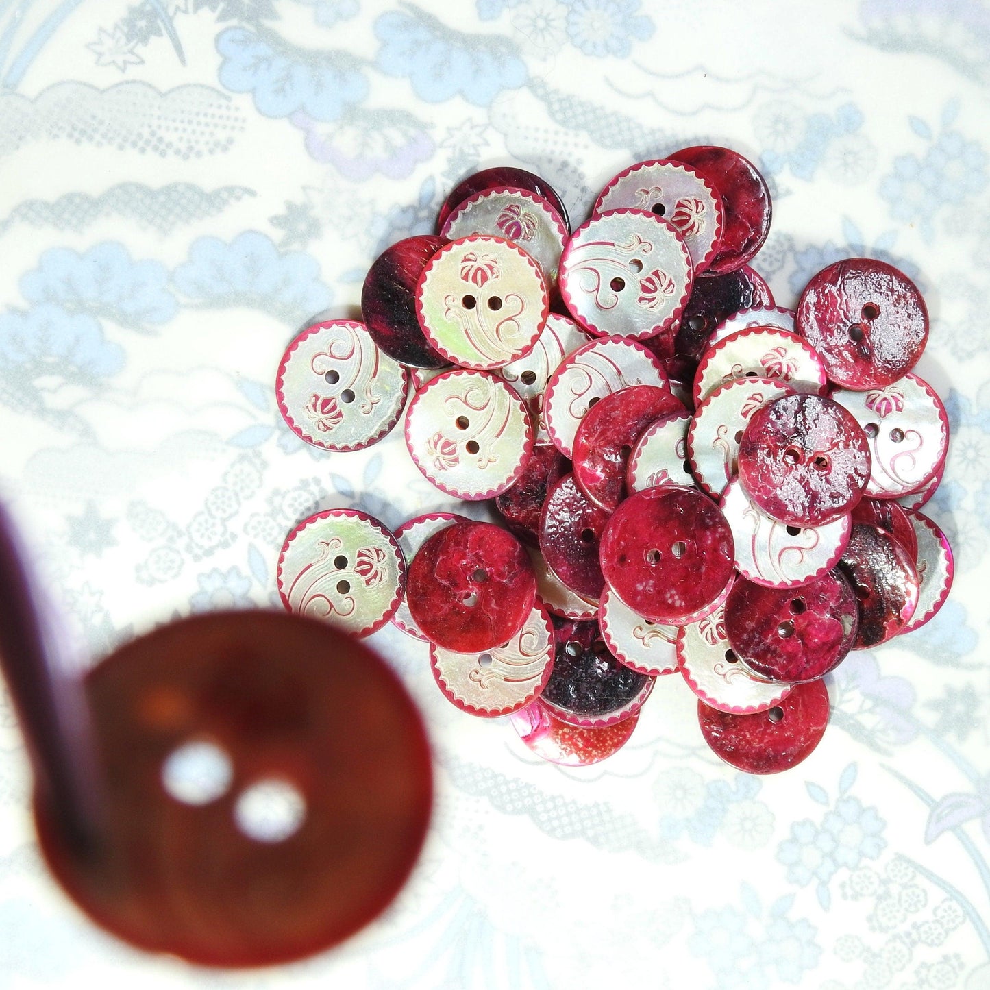 Lot of 50 red shell sewing buttons, vintage-inspired, flat, made from pearl, with a hibiscus Hawaiian Aloha style flower on them, 15 mm