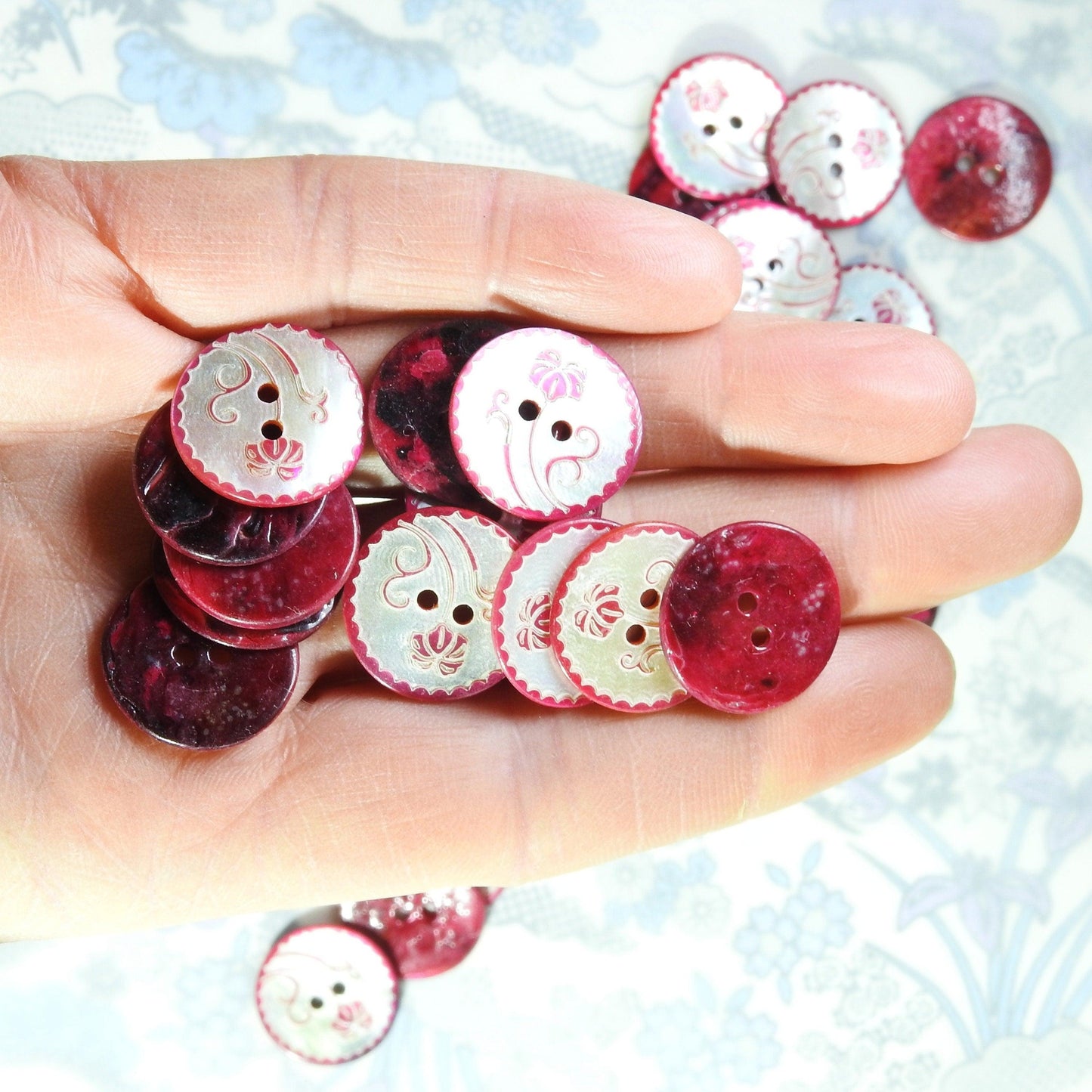 Lot of 50 red shell sewing buttons, vintage-inspired, flat, made from pearl, with a hibiscus Hawaiian Aloha style flower on them, 15 mm