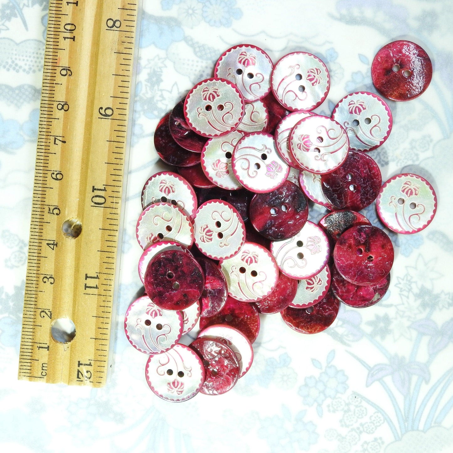 Lot of 50 red shell sewing buttons, vintage-inspired, flat, made from pearl, with a hibiscus Hawaiian Aloha style flower on them, 15 mm