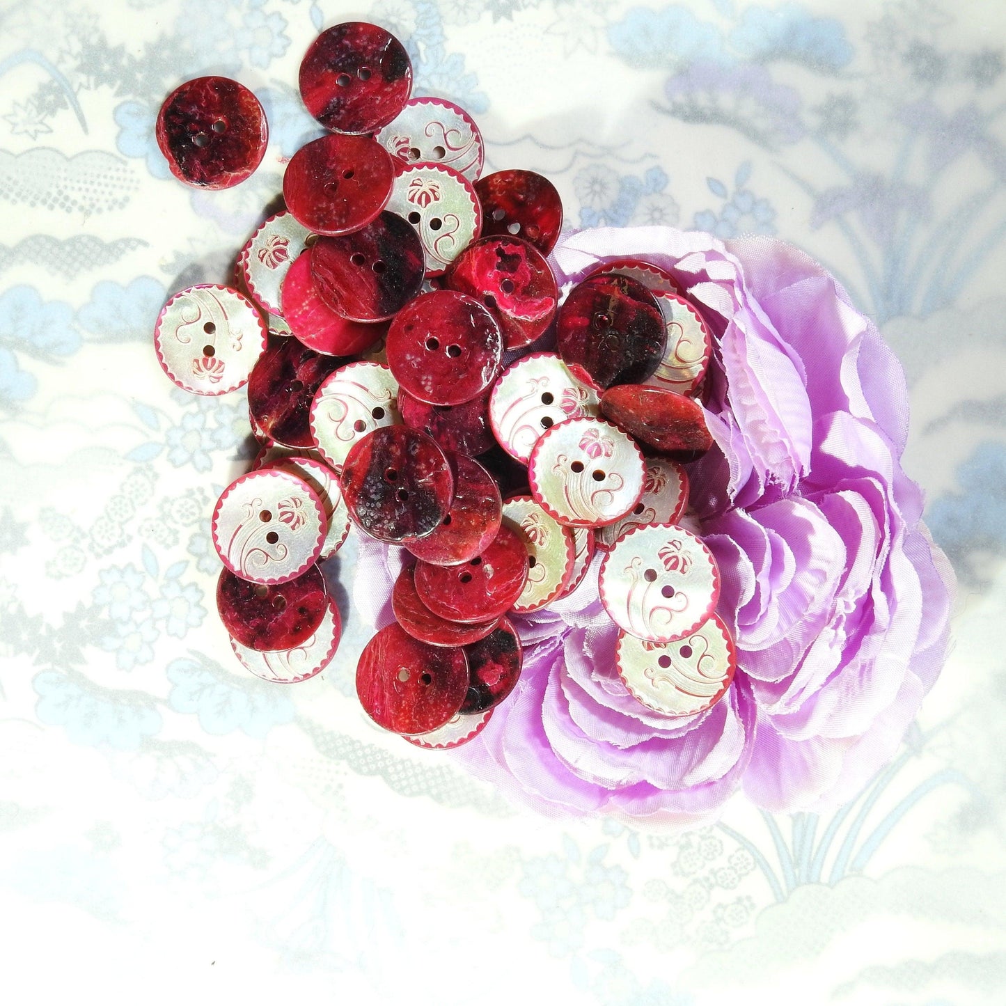 Lot of 50 red shell sewing buttons, vintage-inspired, flat, made from pearl, with a hibiscus Hawaiian Aloha style flower on them, 15 mm