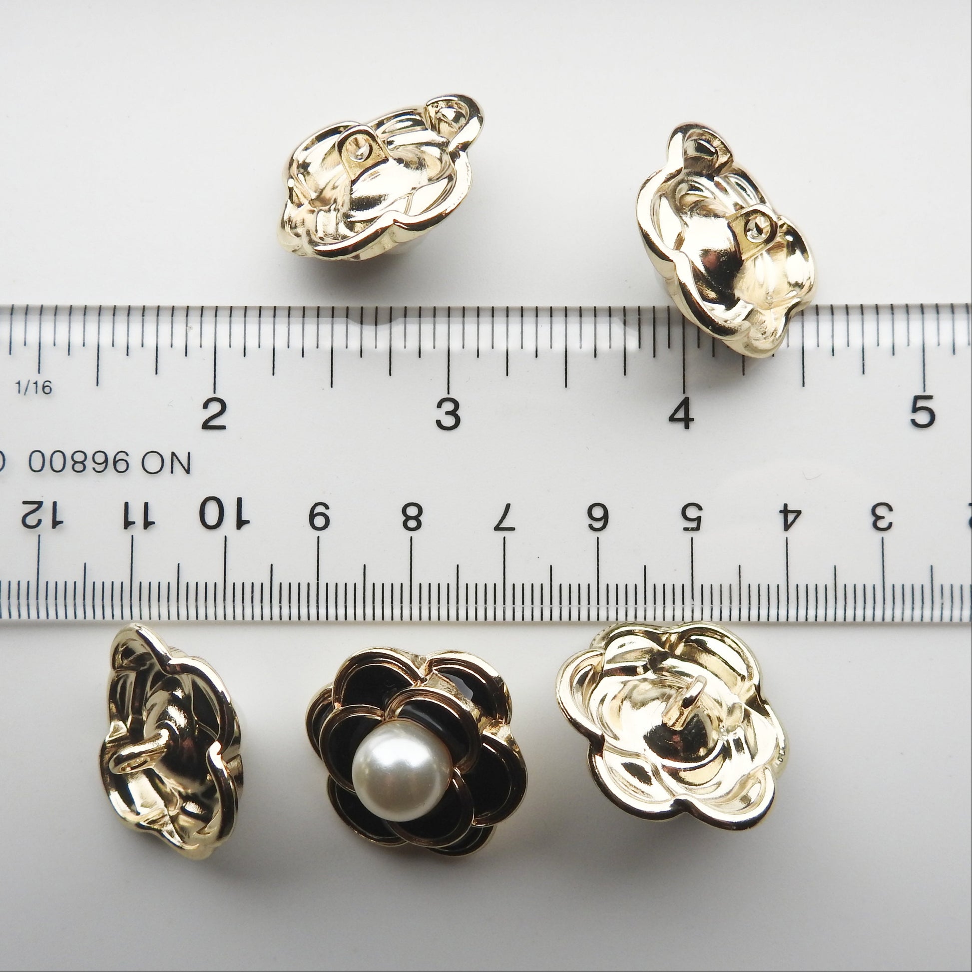 Black flower-shaped Buttons