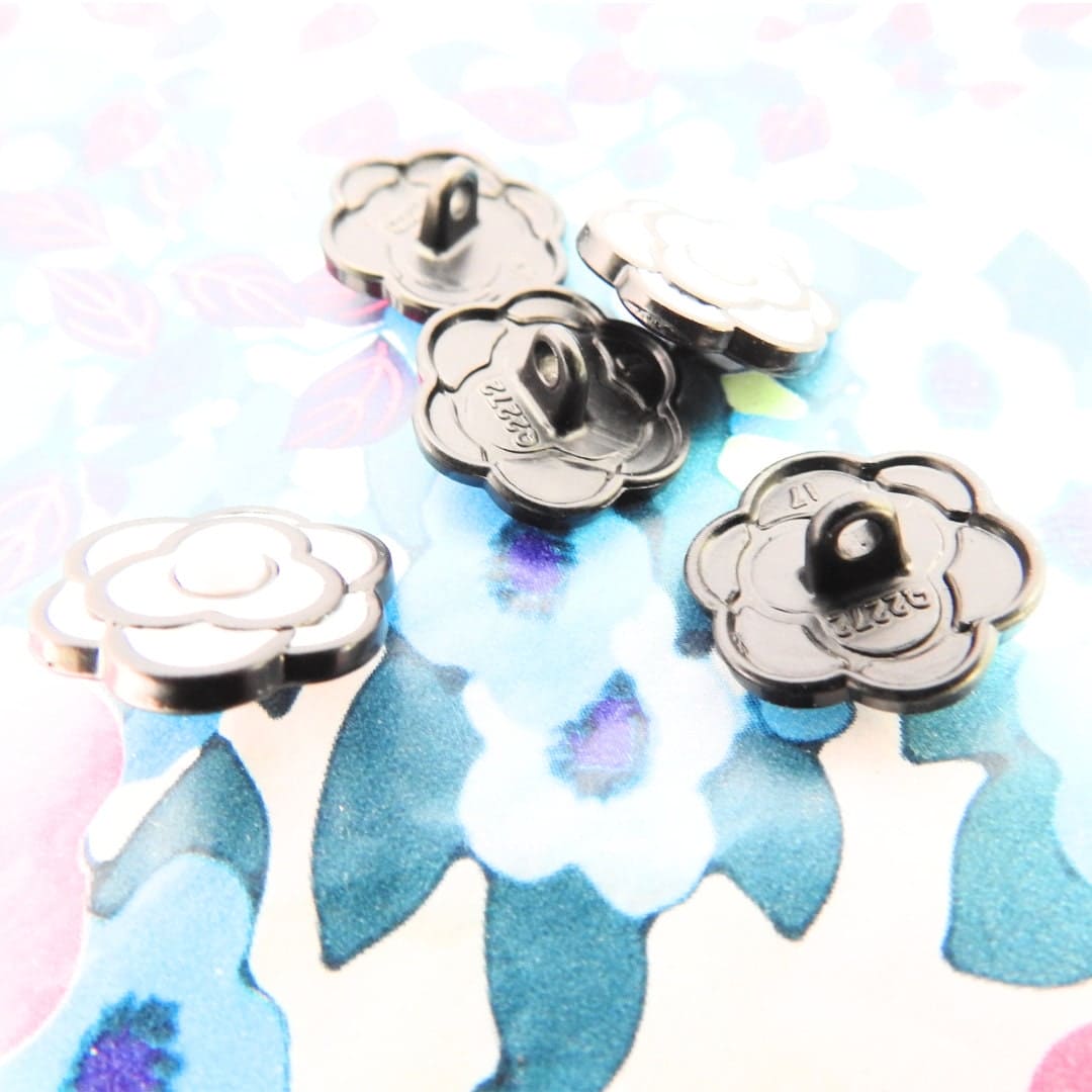 Camellia flower buttons with shank - Set of 5, 18 mm. White and black colors with a pearl in the center. For clothing: dresses, blouses.