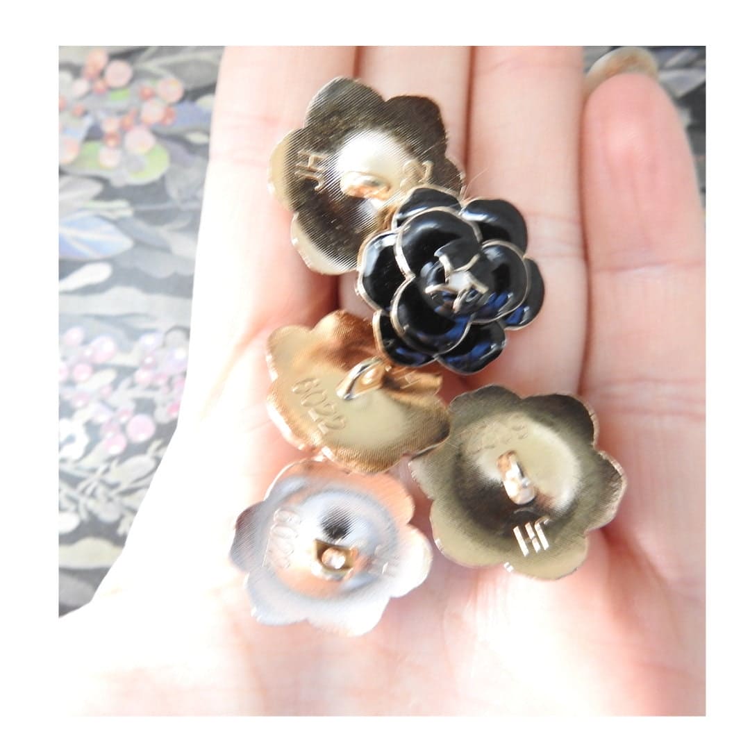 Camellia black flower buttons with a shank. Lot of 5 fancy buttons. Set of decorative embellishments to sew on. 23 mm