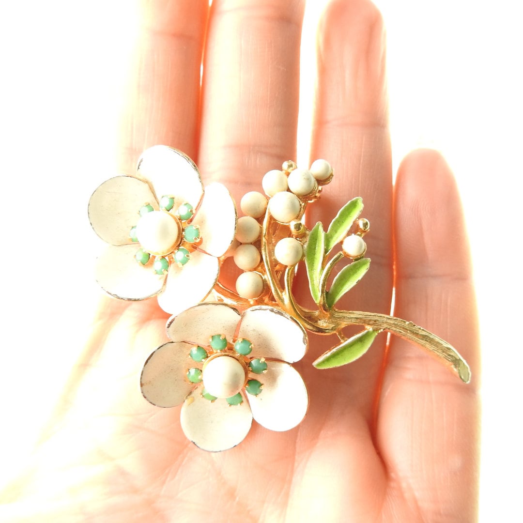 Eye-catching vintage White Flower Pin Brooch for women. Cute, Old-fashioned and Antique jewelry gift for wife, sister, friend, mother