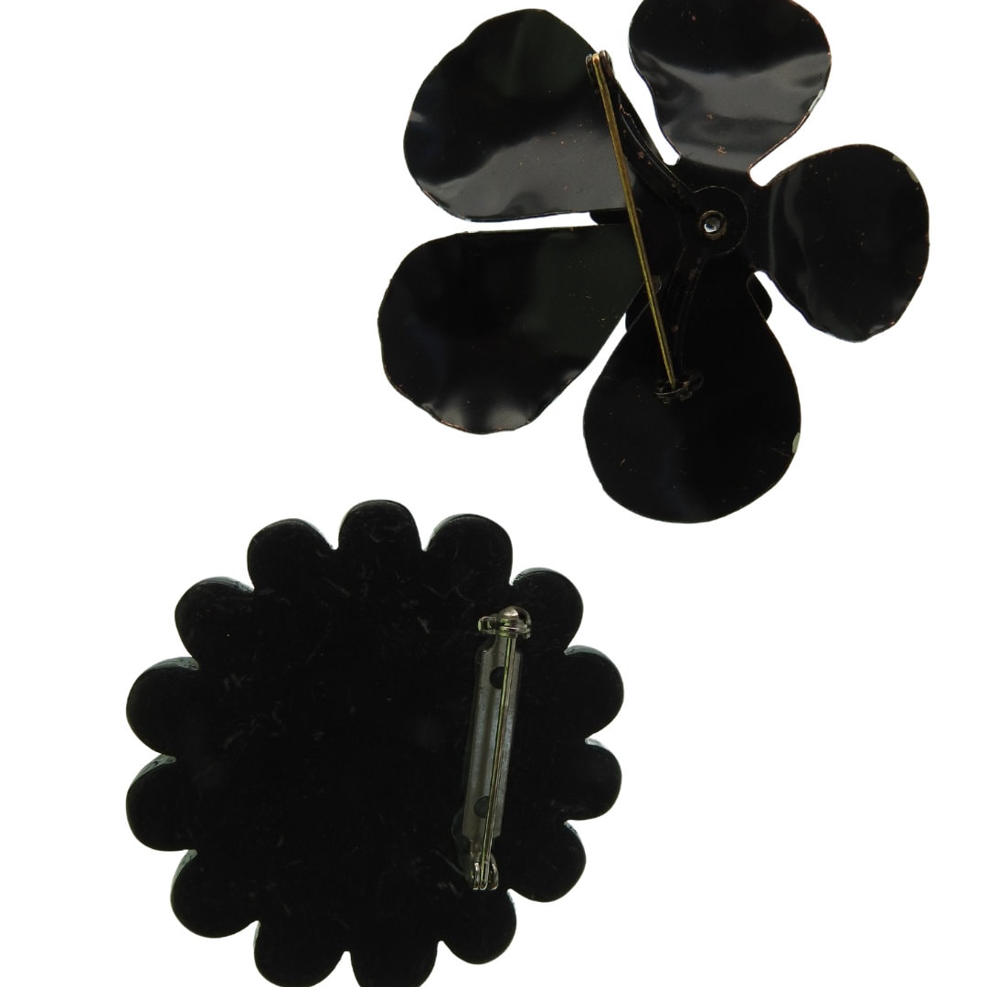 Lot of two black and white vintage enamel flower brooches