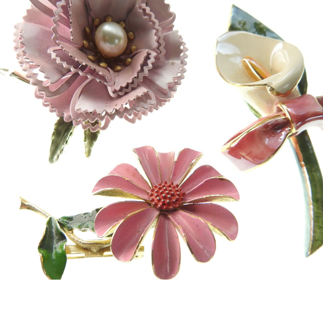 Vintage enamel flower brooches collection, set of 3. Pink blush, green, and white with one rose, one daisy, one lily. Era 1960s, mod style.