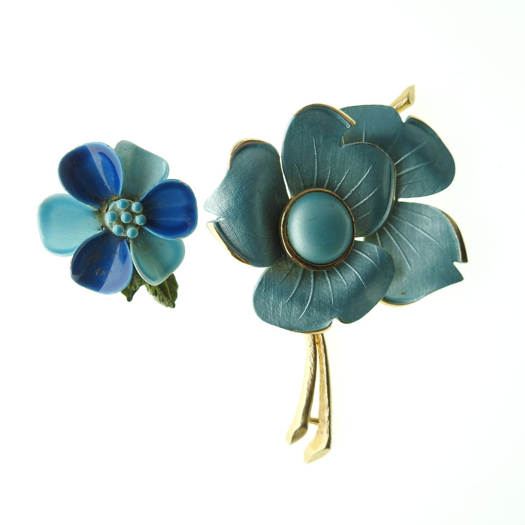 Vintage light blue brooch pins flower