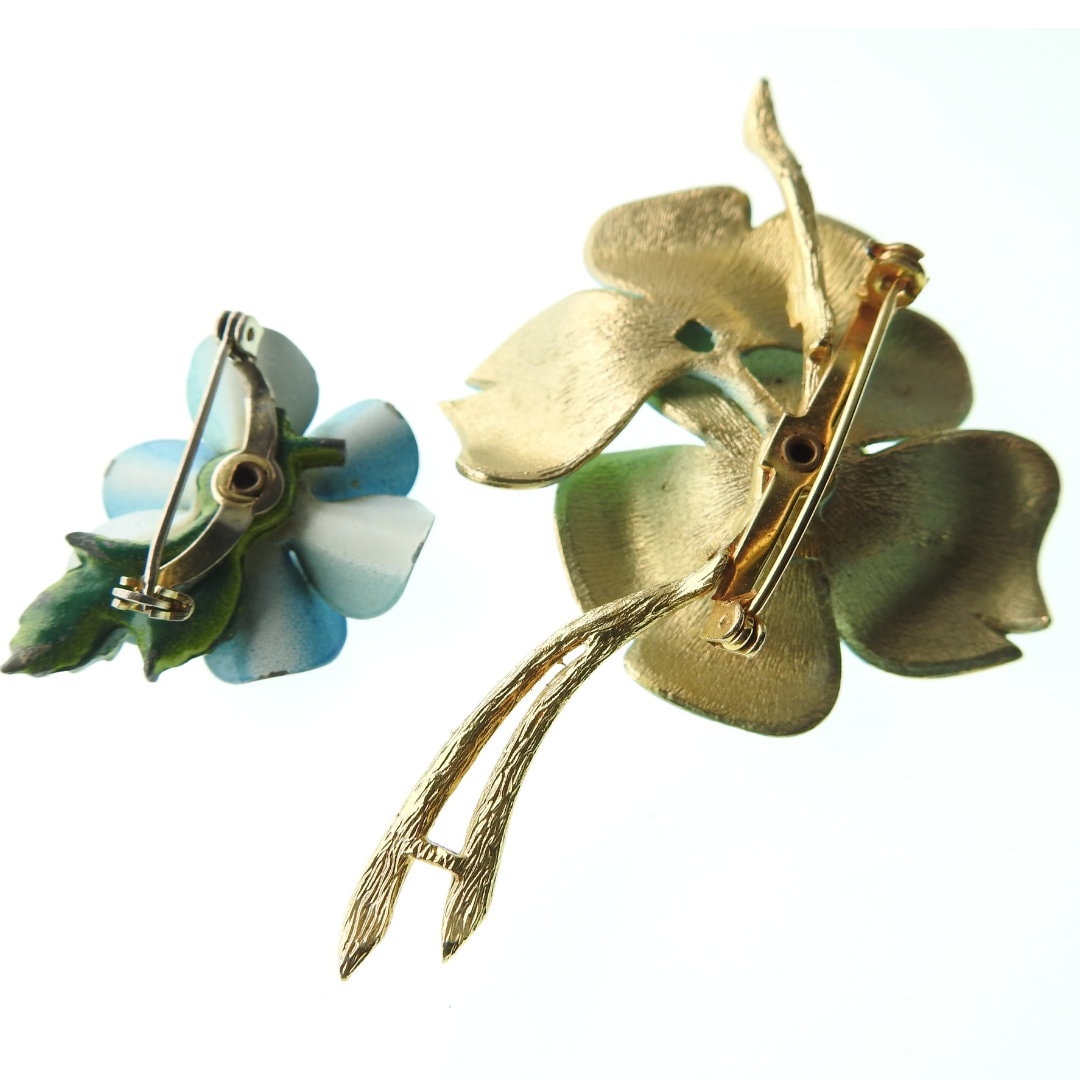 Vintage light blue brooch pins flower