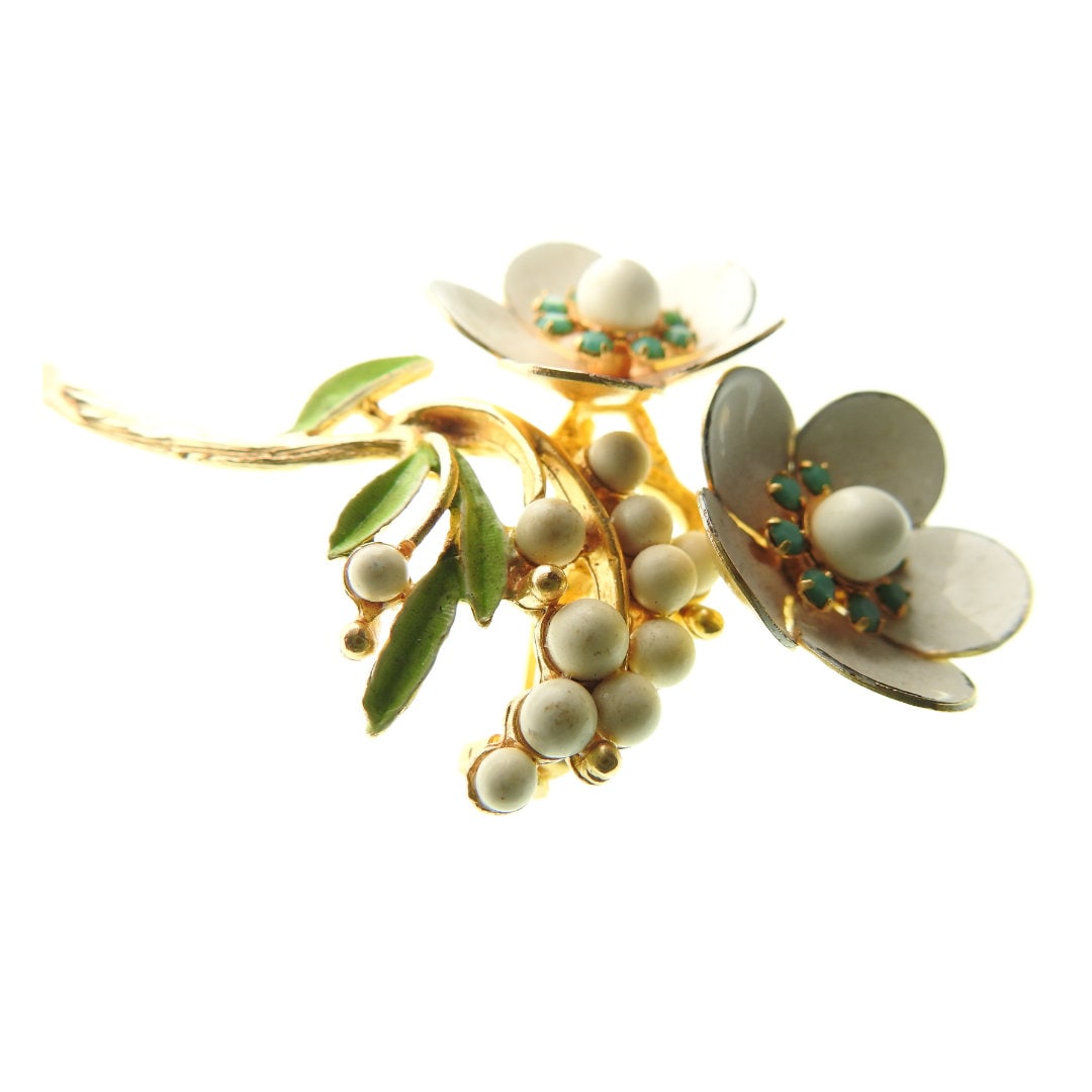 Eye-catching vintage White Flower Pin Brooch for women. Cute, Old-fashioned and Antique jewelry gift for wife, sister, friend, mother