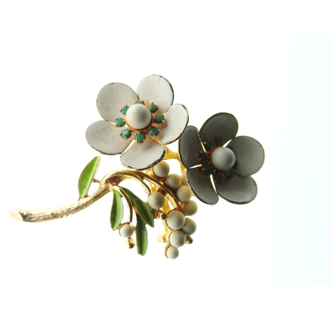 Eye-catching vintage White Flower Pin Brooch for women. Cute, Old-fashioned and Antique jewelry gift for wife, sister, friend, mother