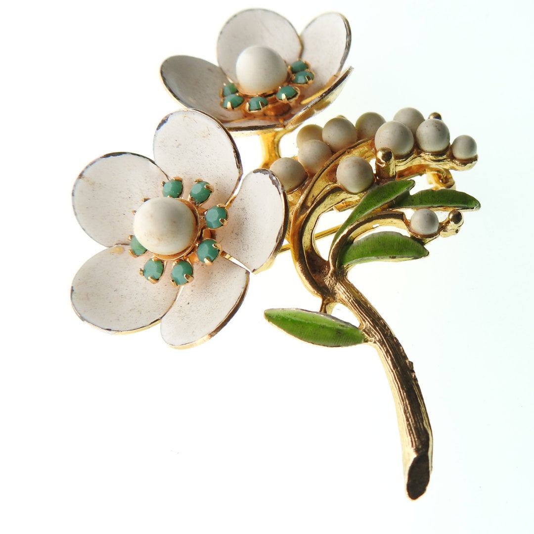 Eye-catching vintage White Flower Pin Brooch for women. Cute, Old-fashioned and Antique jewelry gift for wife, sister, friend, mother