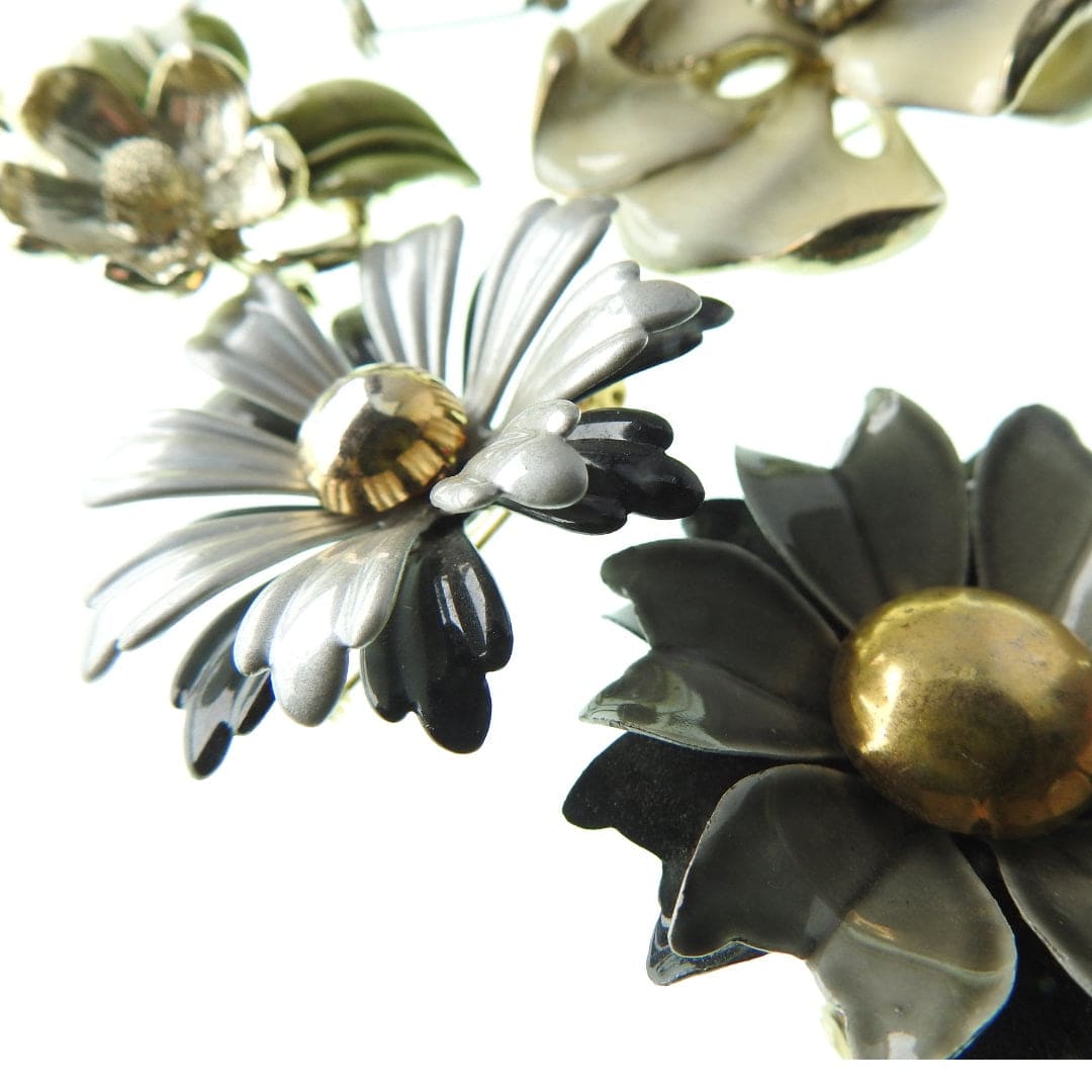 Vintage flower brooches and pins collection with a nice winter and fall colors palette.