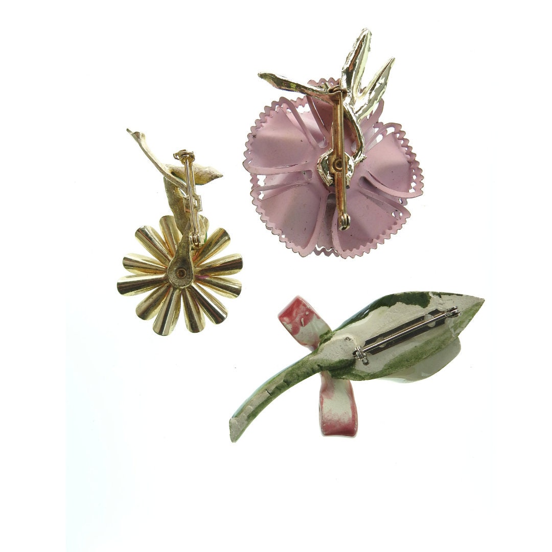 Vintage enamel flower brooches collection, set of 3. Pink blush, green, and white with one rose, one daisy, one lily. Era 1960s, mod style.