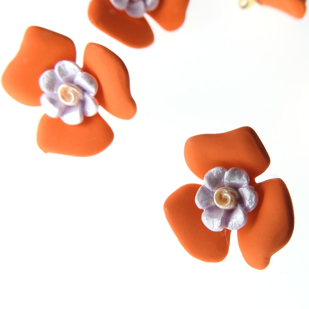 Set of 5 fun flower-shaped fashion buttons, orange and purple. Good for sewing on fabric, jewelry, hats, belts, collars, and corsages. 23 mm