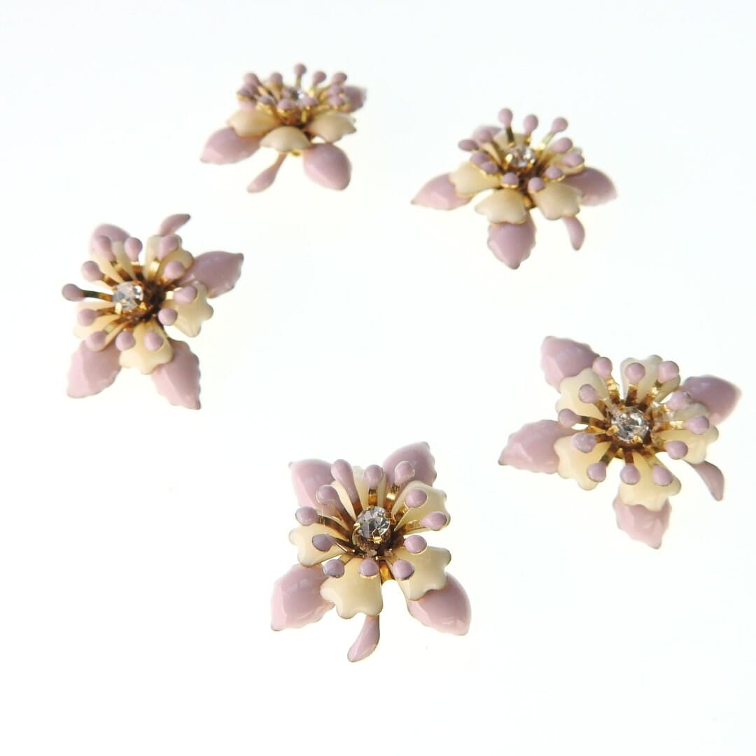 Decorative light purple flower-shaped buttons with a shank. Handmade, retro, vintage, and fancy. For sewing, DIY or jewelry. 20 mm, lot of 5