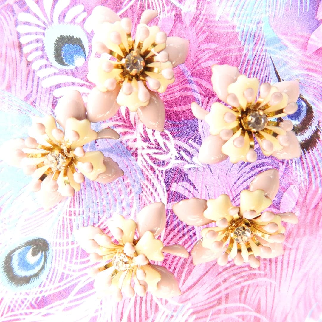 Decorative light purple flower-shaped buttons with a shank. Handmade, retro, vintage, and fancy. For sewing, DIY or jewelry. 20 mm, lot of 5