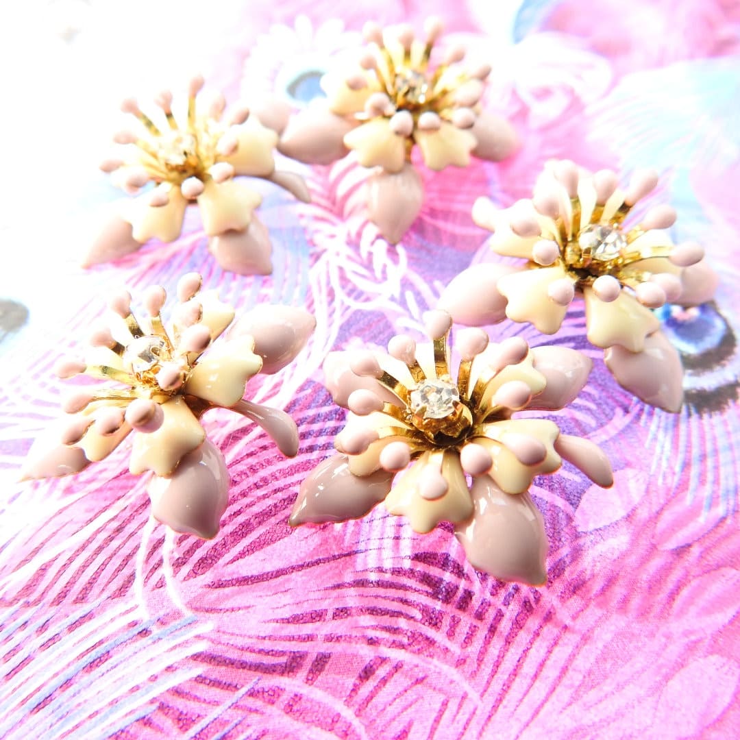 Decorative light purple flower-shaped buttons with a shank. Handmade, retro, vintage, and fancy. For sewing, DIY or jewelry. 20 mm, lot of 5