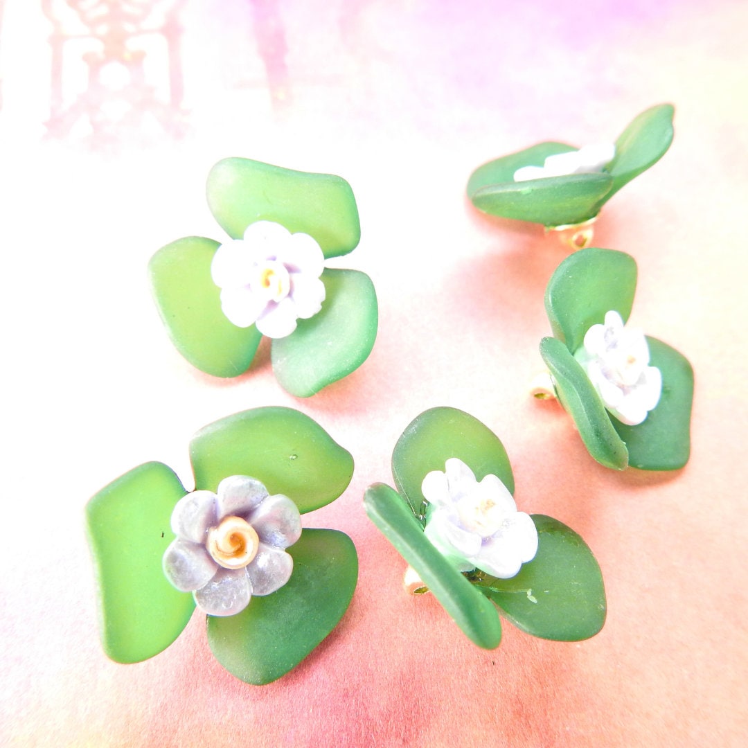 Green flower shape button, handmade, for sewing on cute DIY projects, crafts, decorations for curtains and clothes. Lot of 5, 20 mm.