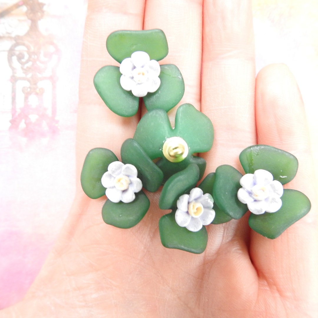 Green flower shape button, handmade, for sewing on cute DIY projects, crafts, decorations for curtains and clothes. Lot of 5, 20 mm.